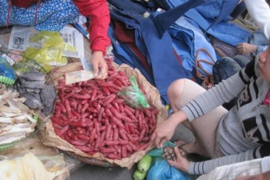 Rùng mình với lạp xưởng 'ăn' hóa chất 